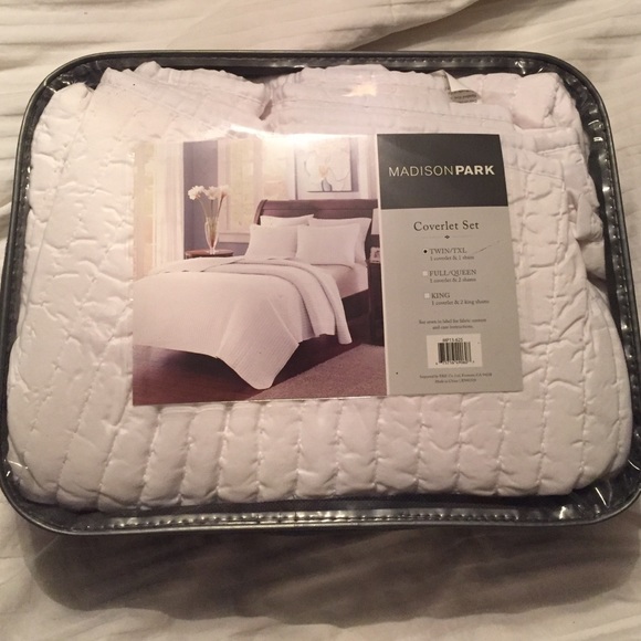 Bedding (perfect for dorm room) - Picture 2 of 2