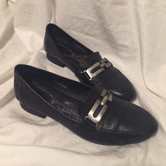 NEW PRICE!!  Born flat leather shoes