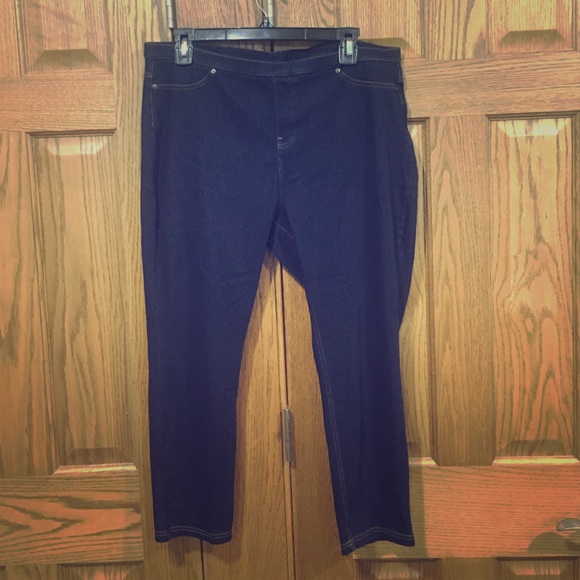 Hue dark wash Capri leggings with tummy slimming.