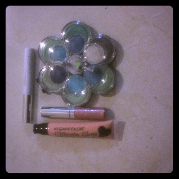 Eyeshadow pallette ; clear mascara ; two lipgloss