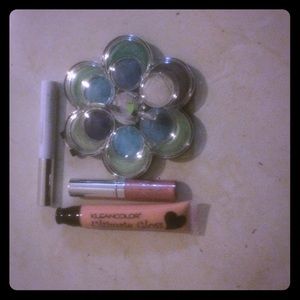 Eyeshadow pallette ; clear mascara ; two lipgloss