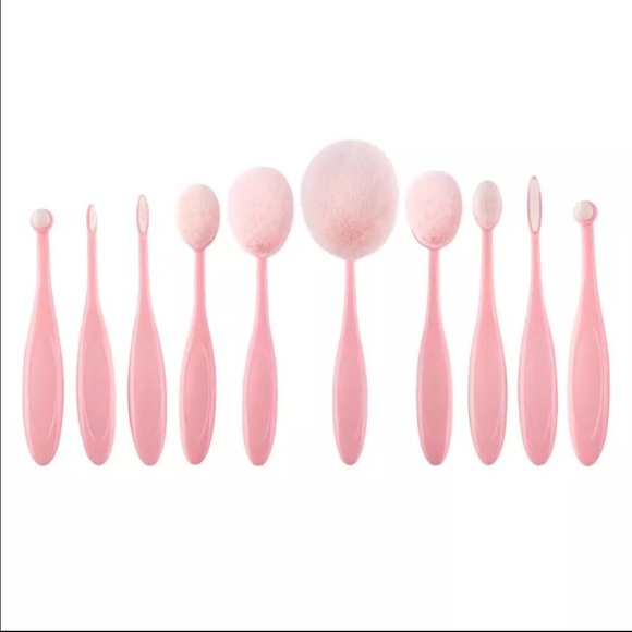 Oval makeup brushes