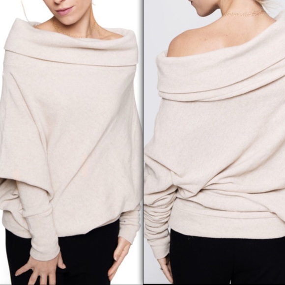 Boutique Tops - ✨🌟HP🌟✨ Over-sized Off-Shoulder Top