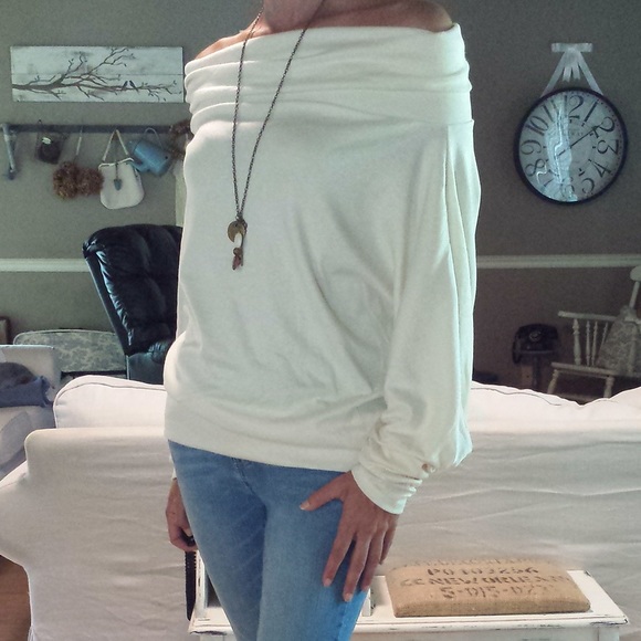 ✨🌟HP🌟✨ Over-sized Off-Shoulder Top - Picture 2 of 4