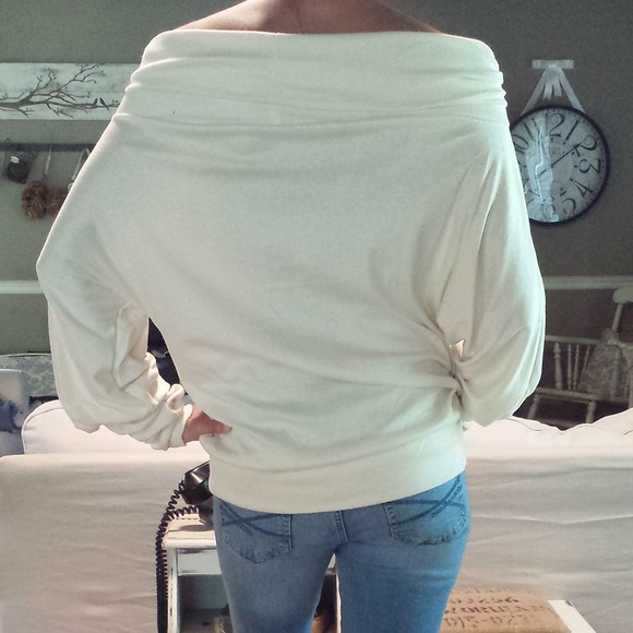 ✨🌟HP🌟✨ Over-sized Off-Shoulder Top - Picture 3 of 4