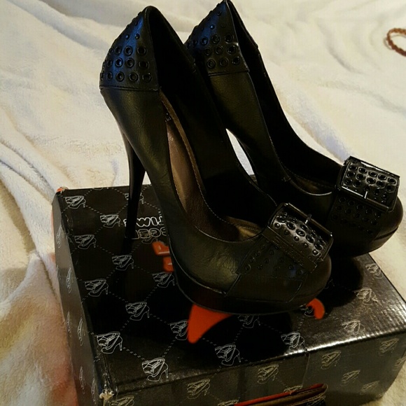 Detailed platform heels