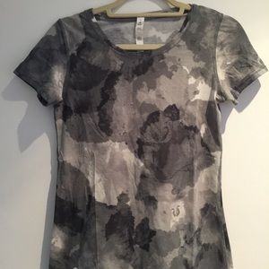 Lululemon work out shirt. Worn once :)