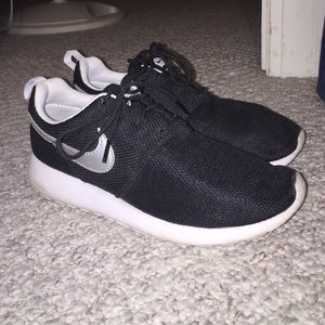 Girls Nike Roshe's