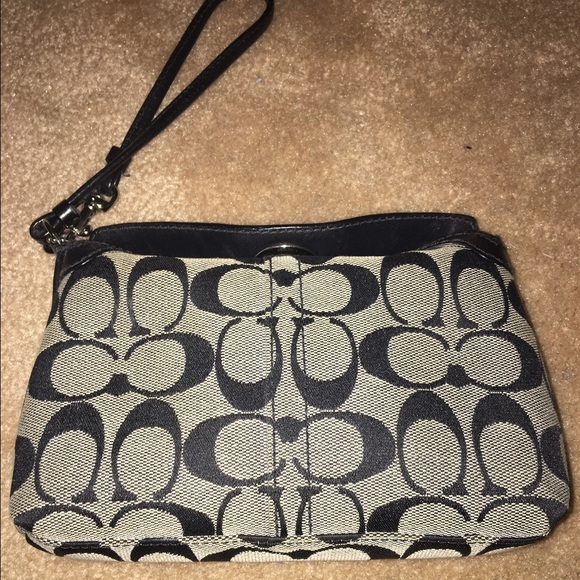 Coach classic signature wristlet