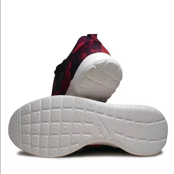 NEW Nike Womens Roshe One Print Red Camo Rosherun - Picture 3 of 4