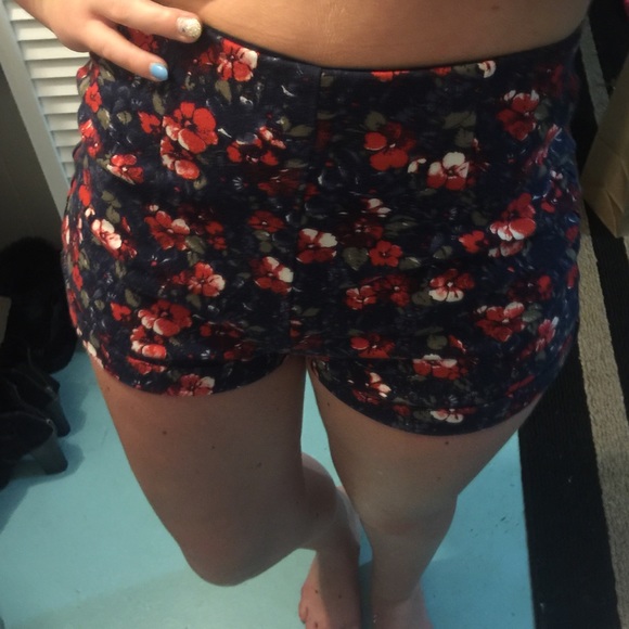 Floral, stretchy high rise shorts - Picture 2 of 3