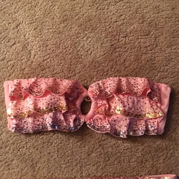 Ruffle VS bikini - Picture 2 of 4