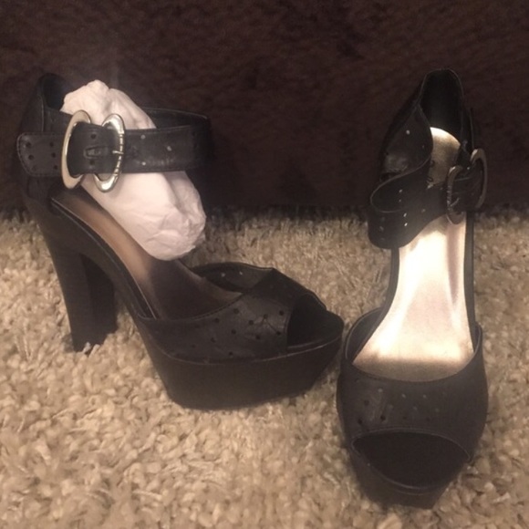 DONATED!! Black platform sandals! 4.5" heel