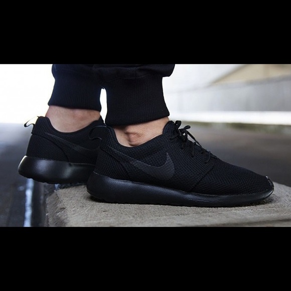 Nike Blackout Roshe Run