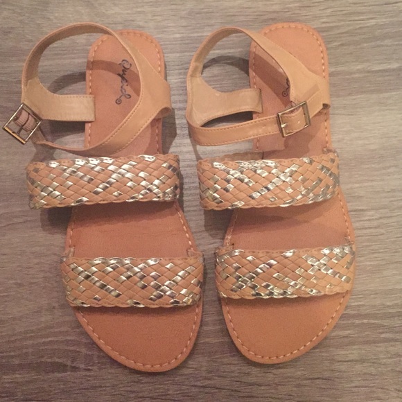NWOT strappy sandal with metallic touch