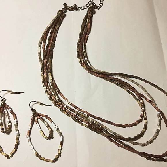 PREMIER Jewelry 2pc Set! Necklace & earrings.