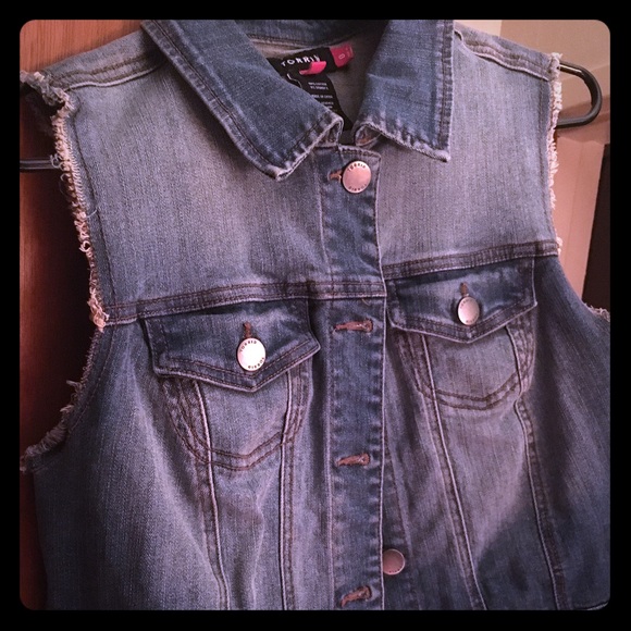 Sleeveless cropped denim vest