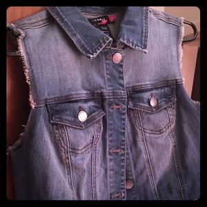Sleeveless cropped denim vest