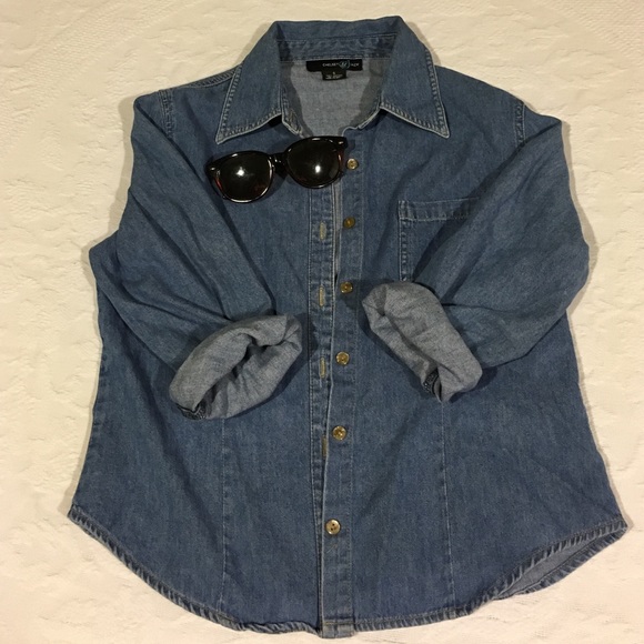 ❤️SOLD❤️Retro-Inspired Light Wash Denim Shirt - Picture 2 of 4