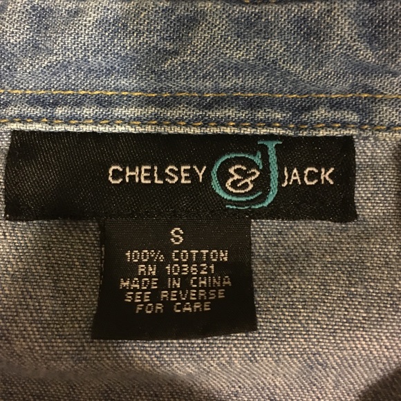 ❤️SOLD❤️Retro-Inspired Light Wash Denim Shirt - Picture 3 of 4