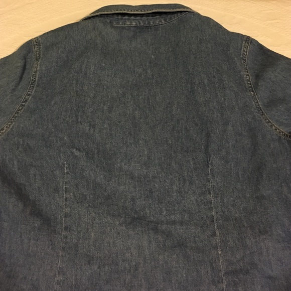 ❤️SOLD❤️Retro-Inspired Light Wash Denim Shirt - Picture 4 of 4