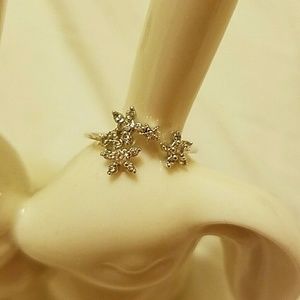 Adjustable flower ring