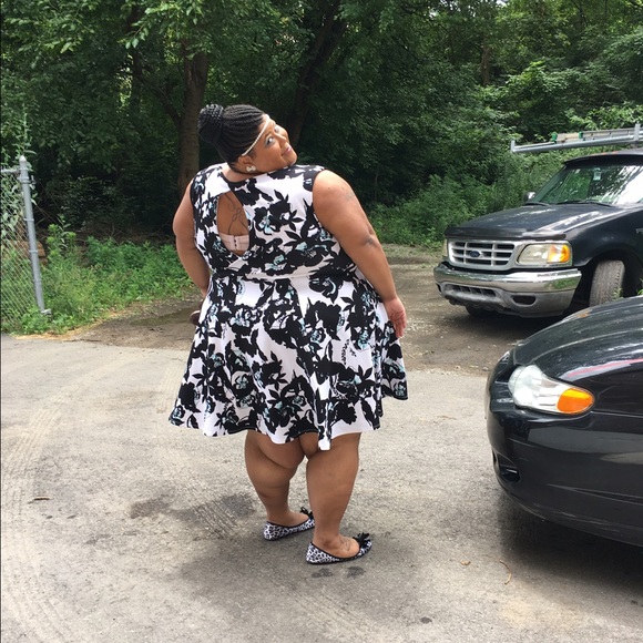 Beautiful black white and powder blue dress - Picture 2 of 2