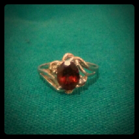 9k Yellow Gold Garnet Ring