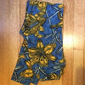 LuLaRoe blue flower buttery soft leggings
