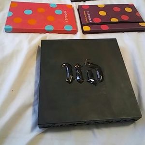 Urban spectrum eye shadow pallette