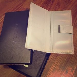 Pre-loved authentic Gucci wallet in Tiffany blue