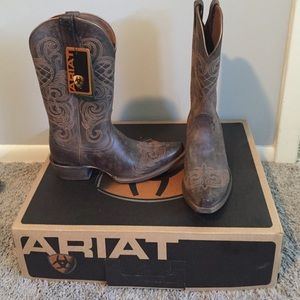 Never worn Ariat cowboy boots!