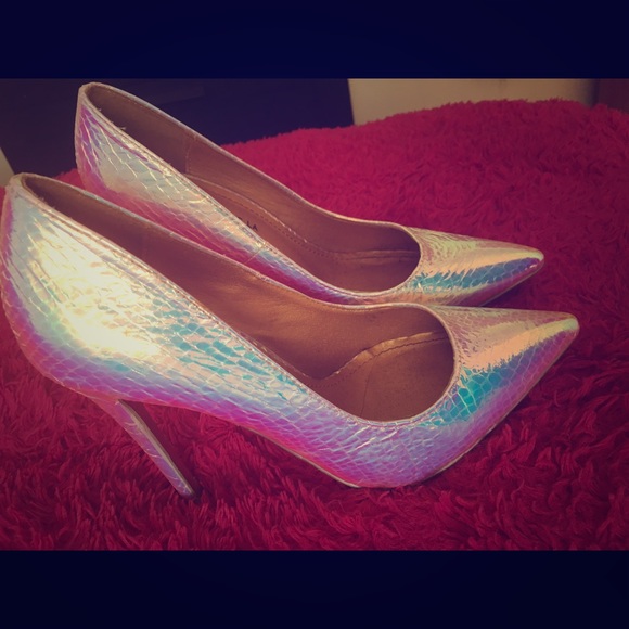 Hologram pumps