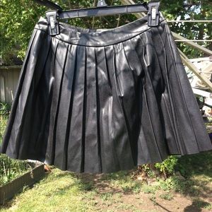 Kendall & Kylie faux leather pleated mini skirt