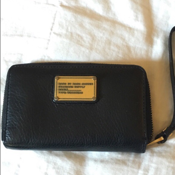 Marc by Marc Jacobs Classic Q Wingman phone wallet