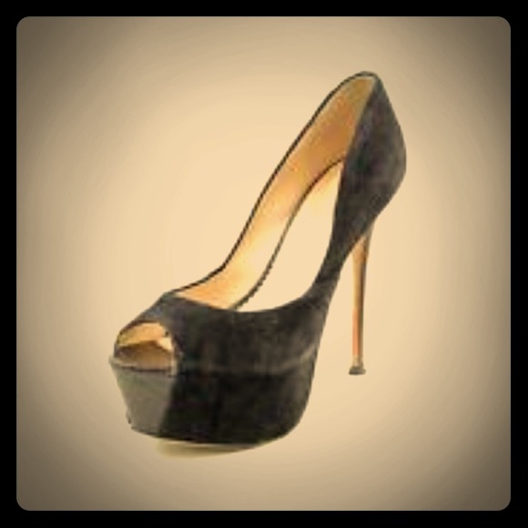 The perfect set of black platform pumps!!