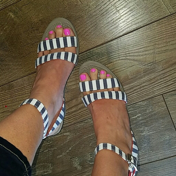 So fun! Crocs size 9 women's adorable sandals