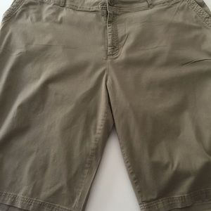 Avenue chino Bermudas size 22w