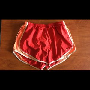 NIKE TEMPO SHORTS SIZE L