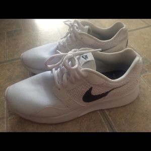Nike Kaishi Sz 7 White Athletic Shoes