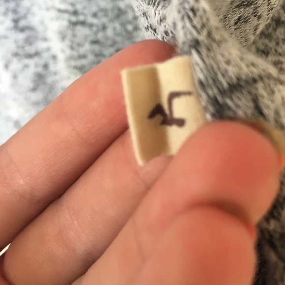 Hollister gray long sleeve top👌💚too small for me - Picture 3 of 4