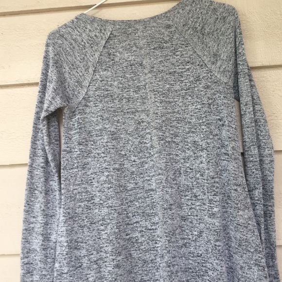Hollister gray long sleeve top👌💚too small for me - Picture 4 of 4