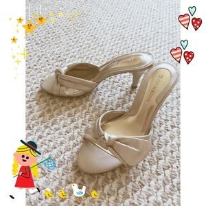 NWOT Naturalizer cream golden sandals