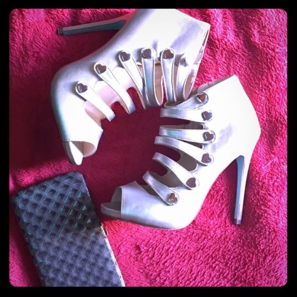 Betsey Johnson 7.5 strappy heart heels 💕