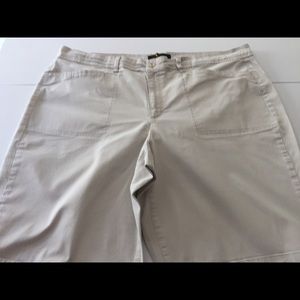 Gloria Vanderbilt Bermudas size 24w