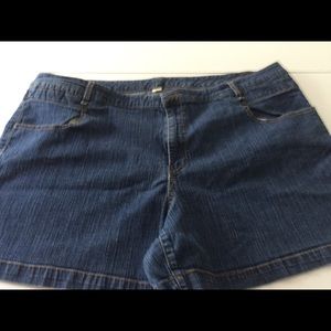 Avenue denim shorts size 26w