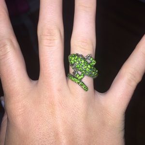 Green lizard ring