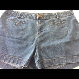 Avenue denim shorts size 26w