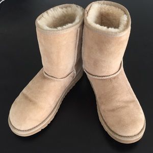 Like New, Tan Classic Short Women's UGG Boots