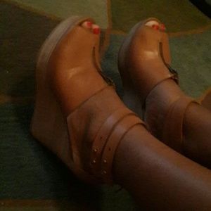 Kensie brown wedge